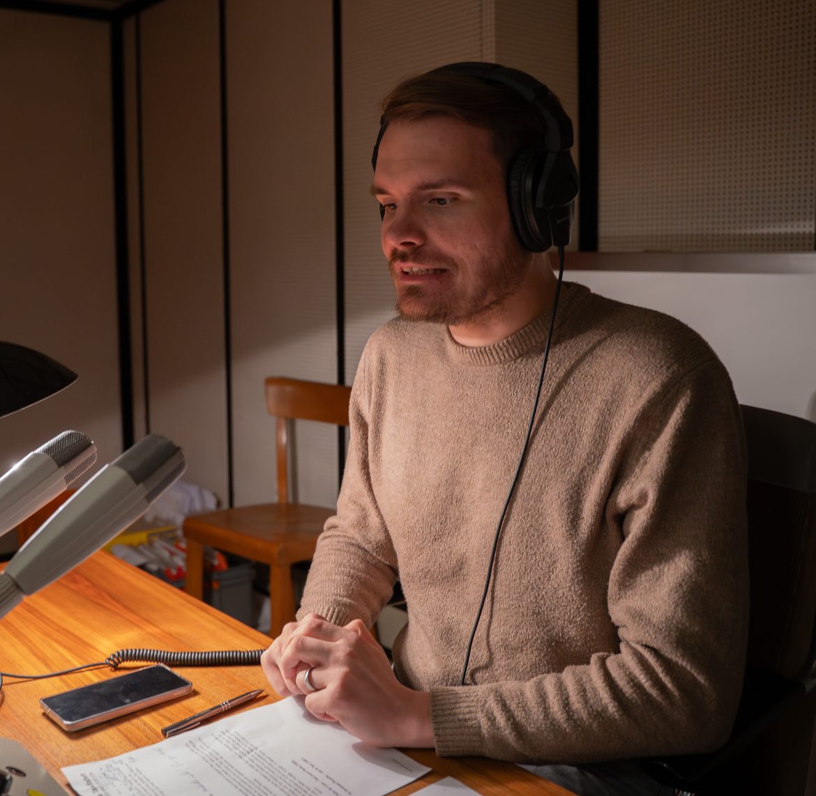 Tim Rebhan im Studio der Eifeler Radiotage (Ausweichsitz der Landesregierung NRW in Kall-Urft)