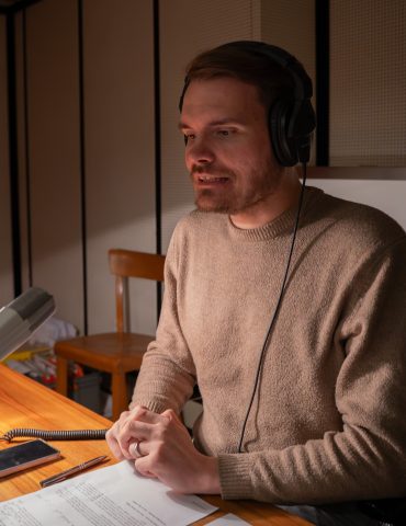Tim Rebhan im Studio der Eifeler Radiotage (Ausweichsitz der Landesregierung NRW in Kall-Urft)